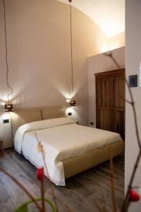 um quarto com uma cama e piso em madeira em Le Caravelle Affittacamere em Gênova