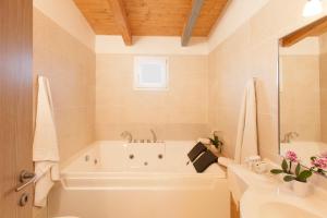 uma casa de banho com uma banheira e um lavatório em Fattoria Maremmana em Marina di Grosseto