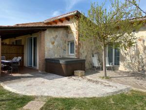 una casa con patio con tavolo e albero di Fattoria Maremmana a Marina di Grosseto