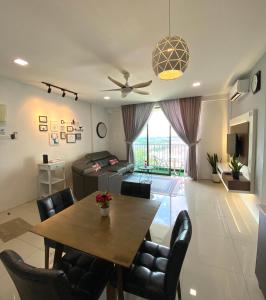 een woonkamer met een tafel en een bank bij Best Modern Design Homestay Meru Casa Kayangan in Ipoh