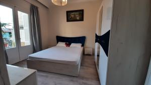 ein kleines Schlafzimmer mit einem Bett und einem Fenster in der Unterkunft Irida Apartments in Nea Skioni