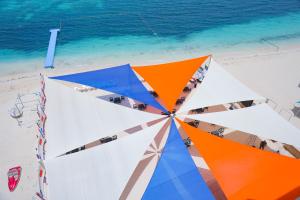 una vista aérea de una playa con sombrillas en Triumph White Sands Hotel, en Marsa Matruh