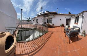 un patio con una valla en una casa en Apartamento Turístico La Ribera, en Riolobos