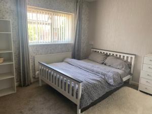 Una cama o camas en una habitación de Cosy Room in Bristol