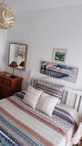 リンコン・デ・ラ・ビクトリアにあるLa Casita de Nuriaのベッドルーム(ベッド1台、鏡、ランプ付)