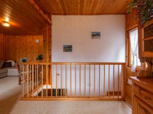 ein Zimmer mit einer Treppe in einem Holzhaus in der Unterkunft I Host Apartment - Centrale 18 - Bormio in Piatta