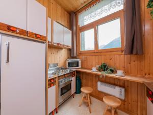 y cocina con nevera y fogones. horno superior en I Host Apartment - Centrale 18 - Bormio en Piatta