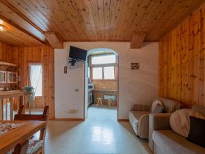 ein Wohnzimmer mit einem Sofa und einem Tisch in der Unterkunft I Host Apartment - Centrale 18 - Bormio in Piatta