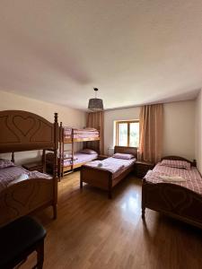 Pokój z 3 łóżkami piętrowymi i oknem w obiekcie Hostel Quku i Valbones w mieście Valbonë