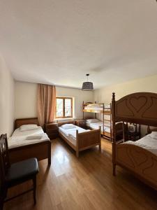 - une chambre avec 3 lits superposés et un canapé dans l'établissement Hostel Quku i Valbones, à Valbonë