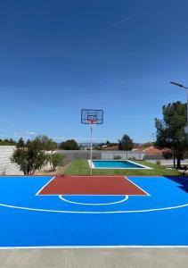 una cancha de baloncesto con un aro de baloncesto en Casa con piscina, Villa Alarilla, en Fuentidueña de Tajo