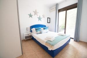 A bed or beds in a room at The Olive Garden-Almyrida Még 30 kép