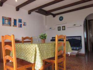 a dining room with a table and chairs at Apartamento La Torre in El Palmar