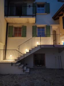 een gebouw met een trap ervoor bij Appartamenti l'Antica Corte in Levico Terme