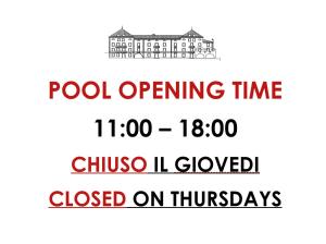 un poster di un edificio con il tempo di apertura della piscina a parole su cui è stato disegnato un lumberosetto di Aparthotel Englovacanze a Riva del Garda