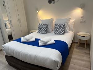 Postel nebo postele na pokoji v ubytování Logis Hôtel Belle Etoile Vichy