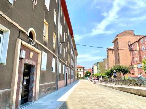 an empty street in a city with a building at Bilbao-Barakaldo cerca del BEC 5’/ A 15’ de Bilbao in Barakaldo