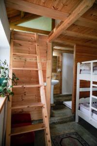 Двухъярусная кровать или двухъярусные кровати в номере Ferma Albanik