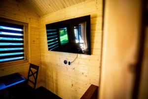Televízia a/alebo spoločenská miestnosť v ubytovaní Domek Kamieński + 7 fotografií