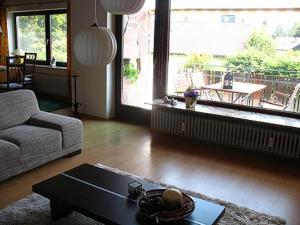 een woonkamer met een bank en een salontafel bij Ferienwohnung "Auszeit" - Familie Moll-Staudt, Langenargen am Bodensee in Langenargen