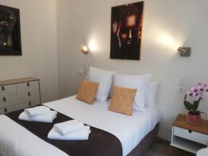 Postel nebo postele na pokoji v ubytování Logis Hôtel Belle Etoile Vichy
