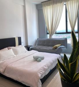 een slaapkamer met een groot bed en een bank bij Best Modern Design Homestay Meru Casa Kayangan in Ipoh