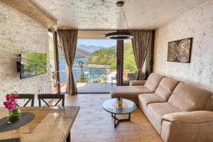 蒂瓦特Apartmani Nikic -Tivat的客厅里有一张沙发和一张桌子。