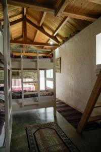 מיטה או מיטות קומותיים בחדר ב-Ferma Albanik