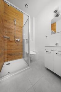 W łazience znajduje się prysznic ze szklanymi drzwiami. w obiekcie Moon Hostel Kraków w Krakowie