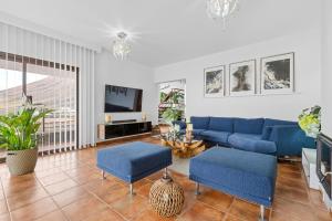 a living room with blue couches and a tv at Saudade in Mácher