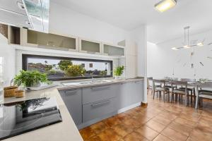 a kitchen and dining room with a dining table at Villa con piscina climatizada y vistas al mar in Mácher