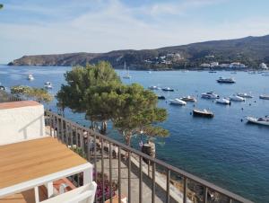 uma vista para um porto com barcos na água em Pianc em Cadaqués