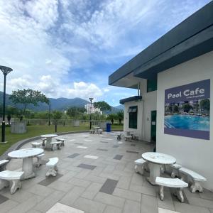 een groep picknicktafels buiten een zwembadcafé bij Best Modern Design Homestay Meru Casa Kayangan in Ipoh