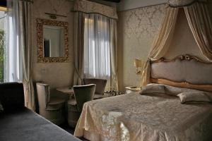 a bedroom with a bed and a table and a mirror at B&B Patatina in Venice