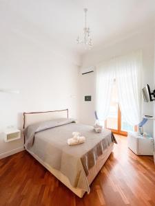 um quarto com uma cama com duas toalhas em B&B La Canzonetta em Nápoles