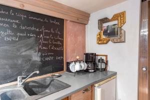 Nhà bếp/bếp nhỏ tại Appartement dans un atelier d'artiste "hors norme"