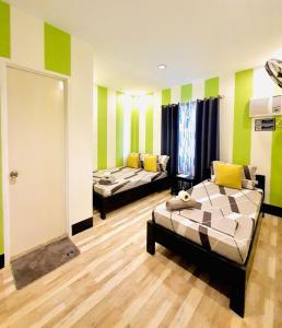 un soggiorno con letto e divano di DK's Inn a Coron