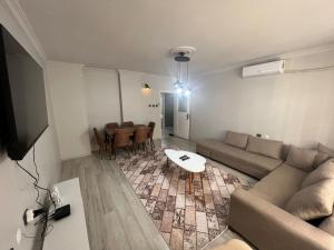 TV a/nebo společenská místnost v ubytování Hk Apart Trabzon