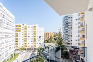 Cet appartement dispose d'un balcon offrant une vue sur la ville. dans l'établissement Iate Residence, à Portimão