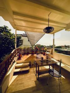 a patio with a table and chairs on a balcony at CASA MOSAICO in Puerto López