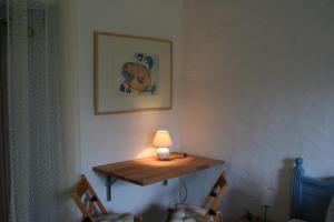 una lámpara sentada en una mesa en una habitación en Apartment im ART.Quartier, en Velgast