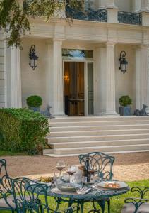 a table and chairs in front of a building at Chateau De Rochecotte in Saint-Patrice