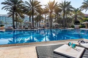 Bazén v ubytování Al Raha Beach Resort & Spa nebo v jeho okolí