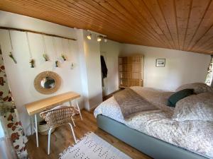 um quarto com uma cama e um tecto de madeira em Townhouse Am Kurpark - ruhig und zentral inklusive Wäschepaket & Parkplatz em Braunlage