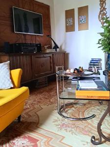 sala de estar con sofá y mesa en Villa San Filippo en Arezzo