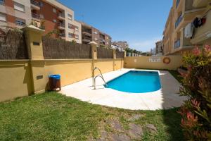una pequeña piscina en un patio junto a un edificio en NEPTUNO 2C MENYBER, en Nerja
