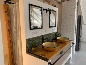 ein Badezimmer mit zwei Waschbecken und zwei Spiegeln an der Wand in der Unterkunft Apartment Pampas in Sveti Filip i Jakov