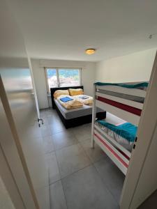 埃斯特费尔德Penthouse with incredible view的一间卧室，有两张双层床和一扇窗户