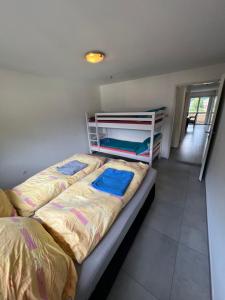 埃斯特费尔德Penthouse with incredible view的一间带两张双层床的卧室和走廊