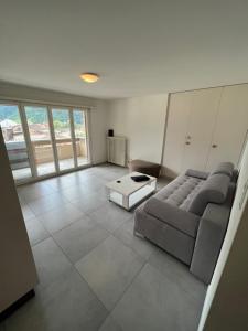 Penthouse with incredible view的休息区